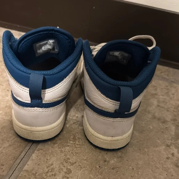 Boys Jordan 1s - Picture 2 of 4